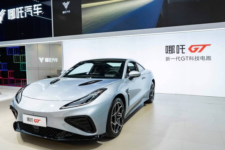 东莞220哪吒汽车在智能汽车领域的表现，领途汽车在新能源汽车市场中的影响力